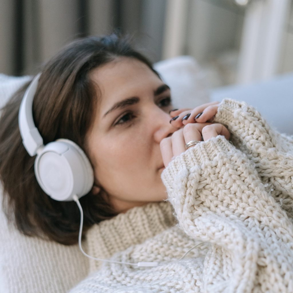 Frau beim Hören eines Podcasts